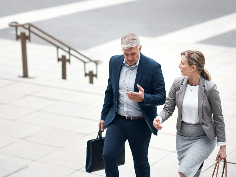Zwei Business-Frauen in Besprechung